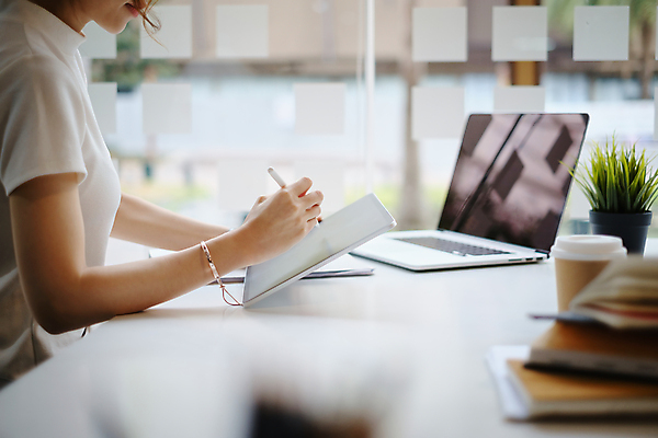 포토 JPG 해외이미지 여자 비즈니스 한명 들기 상반신 성인 옆모습 노트북 태블릿 사무실 업무 소프트포커스 디자이너 책상 성인여자한명만 태블릿펜 해외포토 직업 1 뷰포인트 가구 모션 촬영기법 사람 전자제품 스마트기기 펜 작업 여자한명만 성인여자만 파일형식 이미지허브