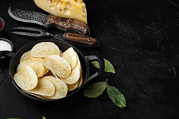 포토 JPG 해외이미지 검은배경 실내 사람없음 담기 감자칩 월계수 해외포토 백그라운드 모션 내부 과자 검은색 칩_음식 파일형식 이미지허브