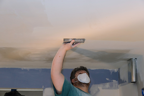 포토 JPG 해외이미지 직업 손 산업 모래 벽 표면 노동자 아파트 주택 건설업 실내 한명 건물 방 공구 업무 작업 수리 매끈함 모종삽 준비 먼지 건축업자 계약자 마무리 미장 복원 석고 업그레이드 회복 해외포토 1 건축물 건축 컨셉 사람 내부 신체부위 도구 감각 삽 계약 파일형식 이미지허브