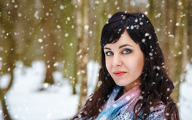 포토 JPG 해외이미지 나무 백인 모델 1 라이프스타일 응시 옷 계절 공원 여자 행복 얼굴 겨울 자연 휴가 건강 한명 미소 사람 성인 야외 파란색 뷰티 유행 목도리 산책 기쁨 추위 흰색 눈송이 숲 서리 눈내림 해외포토 서양인 식물 시선 잡화 공공시설 감정 컬러 휴식 눈_날씨 표정 생활 신체부위 생태계 파일형식 이미지허브