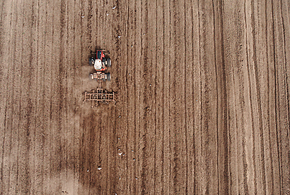 포토 JPG 해외이미지 직업 산업 밭 농업 비즈니스 자연 안테나 씨앗 사람없음 농작물 농장 경작 기계 봄 장비 수확 시골 볏짚 정상 먹이 땅 자르기 뿌리기 장면 트랙터 밭일 심기 착륙 해외포토 식물 계절 통신 모션 농사 짚 농기계 생태계 특수차량 파일형식 이미지허브