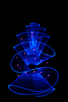 포토 JPG 해외이미지 모양 디자인 백그라운드 이동 패턴 곡선 일러스트 벽지 추상 미래 창조 미술 사람없음 그래픽 장식 파란색 빛 컬러풀 검은색 어둠 활발 에너지 램프 칼 역동적 네온 광 스타일 주도 카피스페이스 효과 해외일러스트 선 컬러 컨셉 무늬 문화예술 조명 공백 예절 파일형식 이미지허브