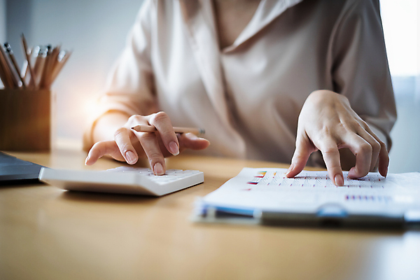 포토 JPG 해외이미지 여자 한명 동양인 상반신 성인 앞모습 자료 계산기 업무 비즈니스우먼 문서 성인여자한명만 해외포토 1 뷰포인트 비즈니스 문구용품 사람 인종 장비 작업 직장인 여자한명만 성인여자만 파일형식 이미지허브