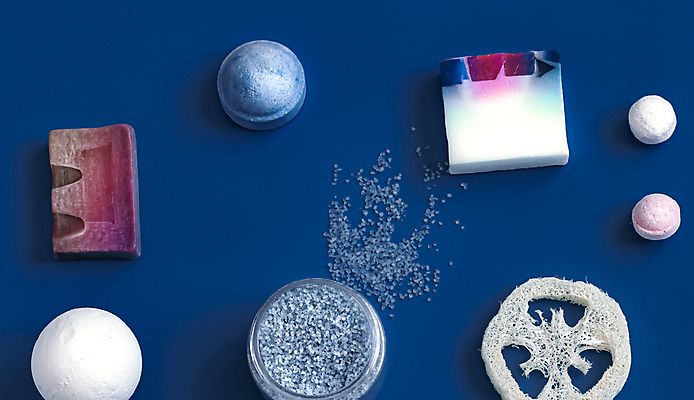 포토 JPG 해외이미지 사람없음 파란색 하이앵글 원형 남색 오브젝트 스파용품 바디케어 수제비누 입욕제 입욕소금 해외포토 도형 뷰포인트 컬러 스파 미용용품 소금 비누 파일형식 이미지허브