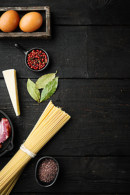 포토 JPG 해외이미지 식재료 검은배경 치즈 실내 사람없음 하이앵글 계란 스파게티면 월계수 파스타면 해외포토 뷰포인트 백그라운드 유제품 파스타 내부 알 검은색 면류 파일형식 이미지허브