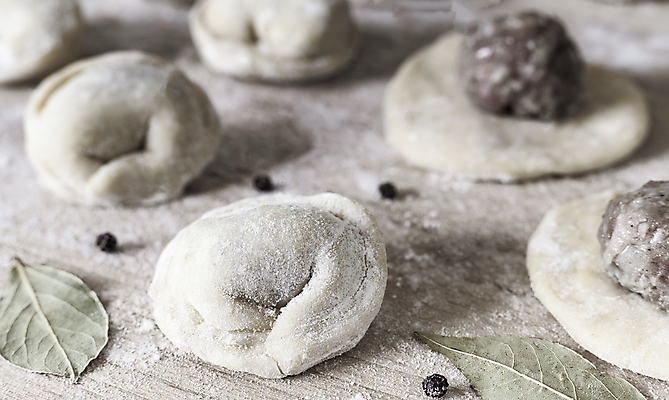 포토 JPG 해외이미지 전통 음식 탁자 양파 육류 돼지고기 요리 사람없음 목재 가로 주방 계란 저녁식사 신선 그룹 먹기 향신료 반죽 밀가루 성분 건강식 내추럴 점심식사 경단 해외포토 나무 가구 채소 식재료 재료 모션 알 식사 가루 향미료 파일형식 이미지허브