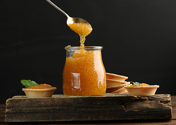 포토 JPG 해외이미지 잎 검은배경 유리병 사람없음 숟가락 나무토막 생선알 타르트 해외포토 식물 빵 백그라운드 병_용기 수저 알 검은색 파이_빵 파일형식 이미지허브