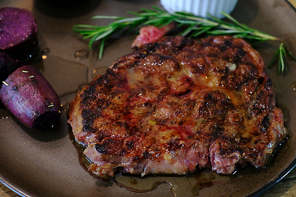 포토 JPG 해외이미지 음식 백그라운드 감자 육류 돼지고기 스테이크 요리 비프스테이크 사람없음 목재 빨간색 식사 저녁식사 샐러드 소고기 그릴 바비큐 자르기 굽기 후추 로즈메리 점심식사 등심 해외포토 나무 컬러 채소 식재료 재료 모션 주방용품 서양음식 구이 허브 향신료 파일형식 이미지허브