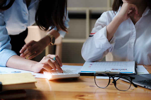 포토 JPG 해외이미지 여자 안경 비즈니스 직장 실내 상반신 성인 두명 앞모습 사무실 턱괴기 터치 계산기 업무 책상 문서 성인여자만 해외포토 잡화 뷰포인트 가구 회사 모션 문구용품 사람 내부 장비 작업 여자만 성인만 파일형식 이미지허브