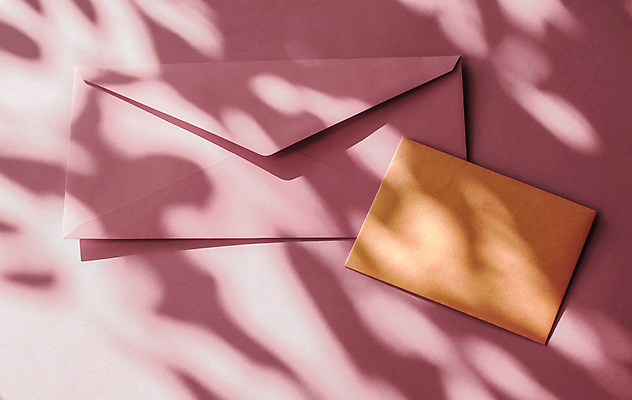 포토 JPG 해외이미지 종이 편지봉투 그림자 사람없음 햇빛 그늘 감성 연분홍색 카피스페이스 해외포토 분홍색 컨셉 봉투 태양 공백 편지 파일형식 이미지허브