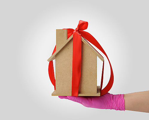 포토 JPG 해외이미지 손 리본 장갑 부동산 실내 선물 들기 신체부위 오브젝트 흰배경 건축모형 부동산시장 해외포토 잡화 백그라운드 모션 사람 내부 모형 흰색 시장 재산 파일형식 이미지허브