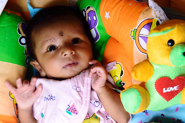 포토 JPG 해외이미지 응시 어린이 인형 백그라운드 베개 놀이 휴식 표정 한명 컬러풀 장난감 뷰티 놀람 곰인형 신생아 잠 작음 질문 명상 충격 걸음마 천진난만 해외포토 1 시선 감정 컬러 컨셉 침구 모션 사람 아기 크기 파일형식 이미지허브