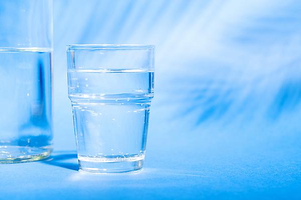 포토 JPG 해외이미지 유리병 그림자 사람없음 물 투명 물컵 파란배경 카피스페이스 해외포토 자연요소 백그라운드 병_용기 컵 파란색 공백 파일형식 이미지허브