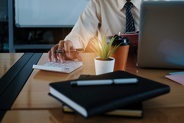 포토 JPG 해외이미지 남자 화분 비즈니스 한명 들기 성인 앞모습 노트북 사무실 펜 다이어리 계산기 업무 책상 성인남자한명만 해외포토 1 뷰포인트 가구 모션 문구용품 사람 전자제품 필기구 사무용품 장비 작업 남자한명만 성인남자만 파일형식 이미지허브