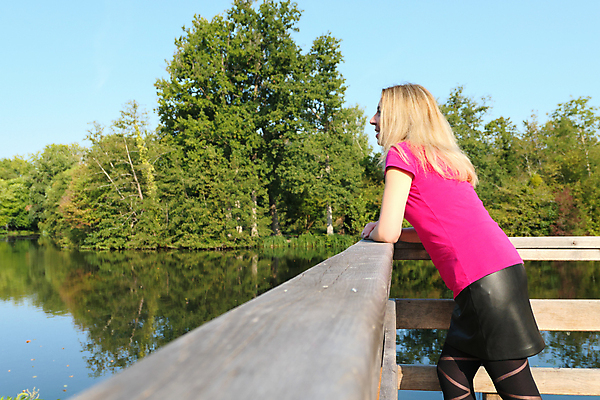 포토 JPG 해외이미지 백인 라이프스타일 응시 공원 여자 호수 분홍색 여행 포즈 자연 하늘 휴가 휴식 한명 서기 사람 성인 야외 물 강 치마 금발 뷰티 여행객 자유 고독 명상 혼자 해외포토 자연요소 서양인 1 헤어스타일 시선 공공시설 감정 컬러 컨셉 모션 하의 생활 생태계 파일형식 이미지허브