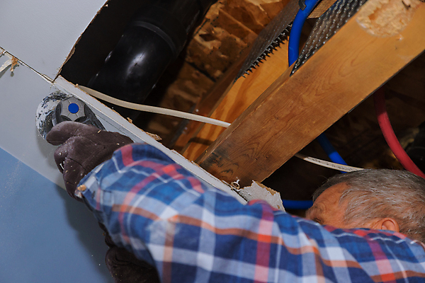 포토 JPG 해외이미지 손 산업 벽 노동자 아파트 주택 프레임 실내 한명 내부 건물 손상 방 습기 업무 판넬 칼 수리 자르기 천장 유지 계약자 석고 실행 업그레이드 커터 해외포토 직업 1 건축물 컨셉 모션 사람 신체부위 작업 계약 파일형식 이미지허브