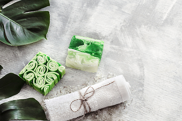 포토 JPG 해외이미지 사람없음 초록색 하이앵글 수건 흰색 오브젝트 스파용품 바디케어 수제비누 열대잎 입욕소금 해외포토 뷰포인트 컬러 잎 위생용품 스파 미용용품 소금 비누 파일형식 이미지허브