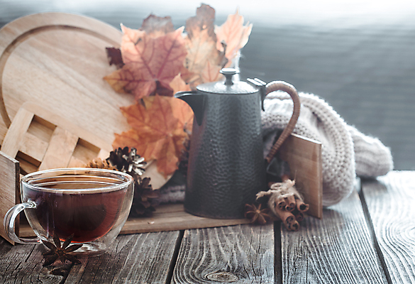 포토 JPG 해외이미지 낙엽 겨울 주전자 실내 사람없음 차 찻잔 스웨터 오브젝트 솔방울 감성 나무탁자 시나몬스틱 해외포토 계절 음료 컨셉 상의 잎 탁자 주방용품 잔 내부 시나몬 파일형식 이미지허브