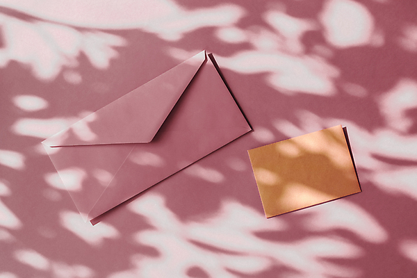 포토 JPG 해외이미지 종이 편지봉투 그림자 사람없음 햇빛 그늘 감성 연분홍색 카피스페이스 해외포토 분홍색 컨셉 봉투 태양 공백 편지 파일형식 이미지허브