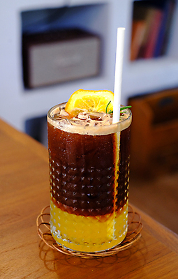 포토 JPG 해외이미지 커피 음료 음식 백그라운드 오렌지 과일 유리 탁자 건강 사람없음 목재 컵 물 갈색 노란색 식당 얼음 추위 신선 칵테일 바 액체 달콤 시원함 큐브 상쾌 해외포토 자연요소 나무 식기 감정 컬러 가구 재료 재질 주류 상점 맛 파일형식 이미지허브