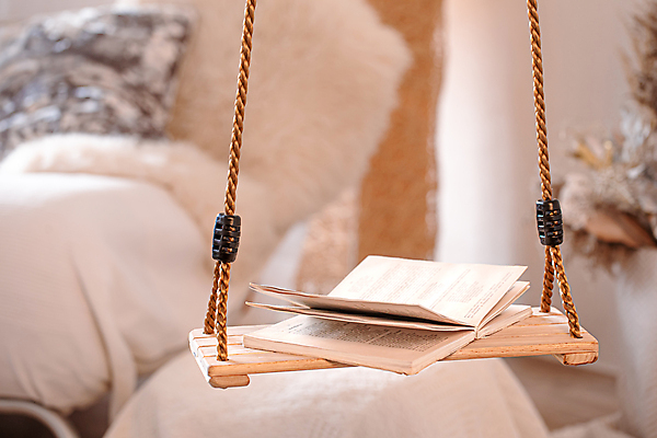 포토 JPG 해외이미지 실내 사람없음 아웃포커스 책 인테리어 나무그네 해외포토 디자인 촬영기법 내부 그네 파일형식 이미지허브