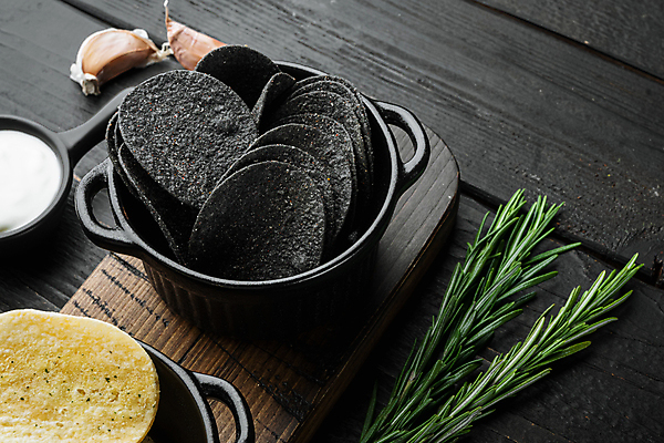 포토 JPG 해외이미지 검은배경 실내 사람없음 검은색 담기 로즈메리 감자칩 나무도마 해외포토 컬러 백그라운드 모션 도마 내부 목재 과자 칩_음식 허브 파일형식 이미지허브