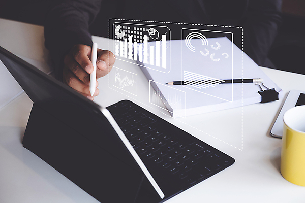 포토 JPG 해외이미지 손 비즈니스 들기 신체부위 태블릿 사무실 디지털 키보드 업무 문서 태블릿펜 해외포토 모션 사람 전자제품 스마트기기 펜 작업 파일형식 이미지허브