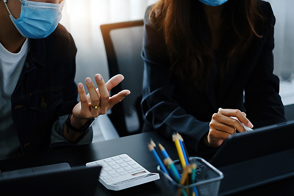 포토 JPG 해외이미지 여자 남자 비즈니스 회의 직장 들기 상반신 성인 두명 앞모습 태블릿 사무실 계산기 가리킴 업무 비즈니스맨 비즈니스우먼 마스크착용 성인만 태블릿펜 해외포토 뷰포인트 회사 모션 문구용품 마스크 사람 손짓 전자제품 스마트기기 펜 장비 작업 직장인 사회이슈 파일형식 이미지허브