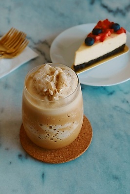 포토 JPG 해외이미지 접시 열매 커피 음료 음식 빵 조각 백그라운드 탁자 디저트 치즈 건강 사람없음 컵 갈색 케이크 초콜릿 식사 흰색 시골 신선 달콤 맛 아침식사 설탕 크림 페스츄리 핸드메이드 해외포토 식물 식기 컬러 가구 컨셉 유제품 파일형식 이미지허브