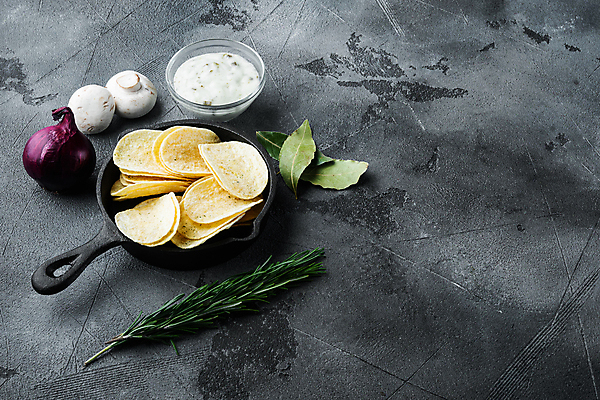 포토 JPG 해외이미지 회색배경 실내 사람없음 소스 칩 양송이 로즈메리 감자칩 월계수 해외포토 백그라운드 디저트 내부 과자 버섯 회색 양념 칩_음식 허브 파일형식 이미지허브