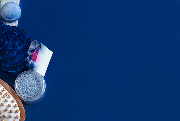 포토 JPG 해외이미지 사람없음 파란색 하이앵글 원형 남색 오브젝트 스파용품 바디케어 브러쉬빗 수제비누 입욕제 입욕소금 해외포토 도형 뷰포인트 컬러 스파 미용용품 소금 비누 파일형식 이미지허브