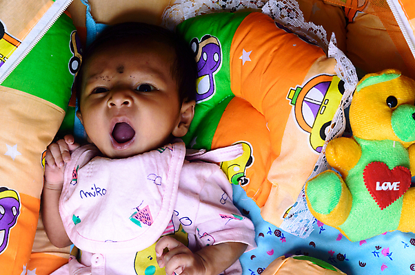 포토 JPG 해외이미지 라이프스타일 행복 어린이 인형 백그라운드 겨울 장난 베개 휴식 표정 한명 미소 인테리어 컬러풀 뷰티 곰인형 침실 잠옷 신생아 잠 작음 낮잠 걸음마 천진난만 취침시간 해외포토 1 디자인 옷 계절 감정 컬러 컨셉 침구 모션 사람 생활 아기 크기 파일형식 이미지허브