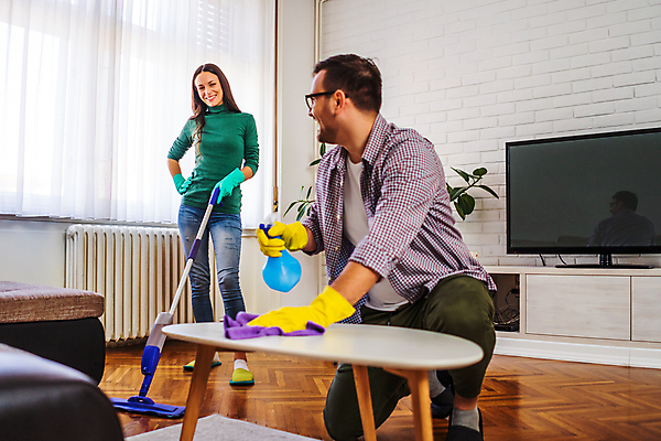 포토 JPG 해외이미지 커플 응시 여자 남자 커플라이프 남편 바닥 아파트 주택 실내 미소 성인 내부 두명 방 직물 아내 작업 청소 서비스 닦기 대걸레 성인만 해외포토 라이프스타일 시선 관계 모션 표정 사람 건물 청소도구 파일형식 이미지허브