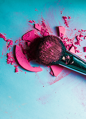 포토 JPG 해외이미지 분홍색 사람없음 뷰티 손상 붓 화려 파란배경 아이섀도 해외포토 컬러 백그라운드 컨셉 파란색 화장품 파일형식 이미지허브