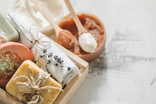 포토 JPG 해외이미지 근접촬영 사람없음 수건 오브젝트 스파용품 나무숟가락 드라이플라워 바디케어 수분크림 수제비누 해외포토 꽃 뷰포인트 위생용품 숟가락 스파 화장품 비누 파일형식 이미지허브