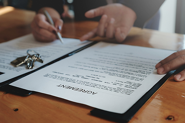 포토 JPG 해외이미지 손 비즈니스 협력 신체부위 사무실 업무 문서 계약서 결제판 해외포토 사람 사무용품 작업 파일형식 이미지허브