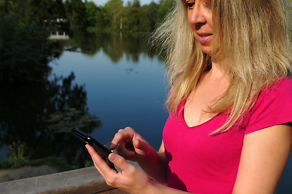 포토 JPG 해외이미지 라이프스타일 손 응시 인터넷 데이트 비즈니스 통신 모바일 한명 스마트폰 핸드폰 쇼핑 독서 관찰 네트워크 메시지 어플리케이션 결합 무선전화기 검색 상담 나눔 온라인 전자상거래 문자메시지 셀프 소셜 셀룰러 해외포토 1 시선 모션 사람 생활 신체부위 전자제품 스마트기기 전화기 파일형식 이미지허브