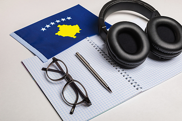 포토 JPG 해외이미지 학생 여행 컨셉 인터넷 비즈니스 통신 학교 유리 사람없음 스터디 글로벌 헤드폰 공책 탐험 깃발 가르침 선택 심볼 대학교 오디오 지역 해외포토 교육 음향기기 재질 문구용품 전자제품 학습 파일형식 이미지허브