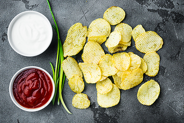 포토 JPG 해외이미지 회색배경 실내 사람없음 케첩 감자칩 해외포토 백그라운드 내부 과자 회색 소스_음식 칩_음식 파일형식 이미지허브