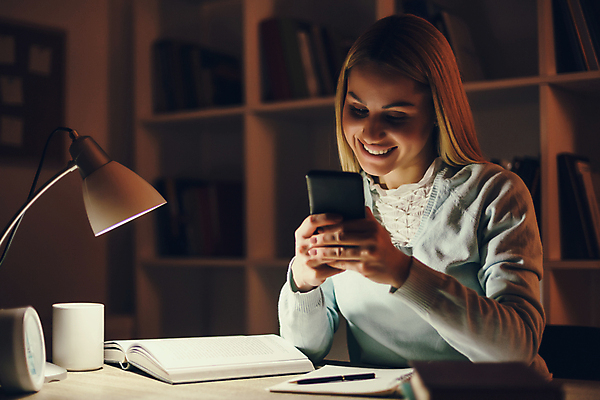 포토 JPG 해외이미지 백인 라이프스타일 응시 여자 실내 한명 미소 들기 상반신 성인 앞모습 책 스마트폰 펜 스탠드 딴짓 성인여자한명만 해외포토 서양인 1 시선 뷰포인트 모션 조명 표정 사람 내부 생활 핸드폰 스마트기기 필기구 여자한명만 성인여자만 파일형식 이미지허브