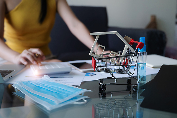 포토 JPG 해외이미지 여자 비즈니스 실내 마스크 한명 성인 앞모습 사무실 쇼핑카 미니어처 계산기 업무 비즈니스우먼 건축모형 성인여자한명만 해외포토 1 뷰포인트 문구용품 사람 내부 쇼핑 모형 카트 장비 작업 직장인 여자한명만 성인여자만 파일형식 이미지허브