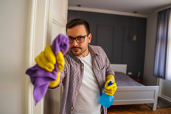 포토 JPG 해외이미지 직업 응시 남자 행복 가구 아파트 주택 실내 한명 성인 내부 방 작업 청소 집중 서비스 닦기 청소부 대걸레 해외포토 1 시선 감정 생활용품 컨셉 모션 사람 건물 청소도구 파일형식 이미지허브