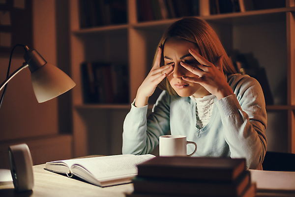 포토 JPG 해외이미지 학생 손 여자 커피 음료 비즈니스 탁자 주택 피곤 한명 사람 앉기 책 컵 금발 사무실 독서 방 고통 작업 비즈니스우먼 고민 시력 업무과다 노려봄 해외포토 1 헤어스타일 식기 감정 가구 컨셉 모션 표정 건물 신체부위 업무 직장인 파일형식 이미지허브