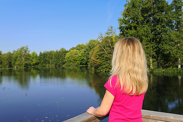 포토 JPG 해외이미지 백인 라이프스타일 응시 공원 여자 호수 분홍색 여행 포즈 자연 하늘 휴가 휴식 한명 서기 사람 성인 야외 물 강 치마 금발 뷰티 여행객 자유 고독 명상 혼자 해외포토 자연요소 서양인 1 헤어스타일 시선 공공시설 감정 컬러 컨셉 모션 하의 생활 생태계 파일형식 이미지허브