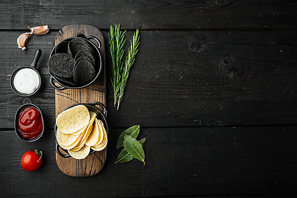 포토 JPG 해외이미지 실내 사람없음 하이앵글 로즈메리 감자칩 나무도마 월계수 카피스페이스 나무배경 해외포토 뷰포인트 백그라운드 도마 내부 목재 과자 공백 칩_음식 허브 파일형식 이미지허브