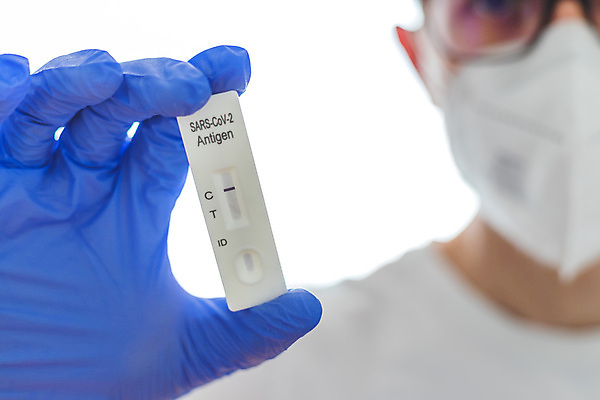 포토 JPG 해외이미지 남자 안경 실내 마스크 한명 들기 상반신 성인 의사 흰배경 음성 자가진단 성인남자한명만 안경낌 코로나바이러스 감염예방 진단키트 델타변이바이러스 오미크론 해외포토 1 잡화 백그라운드 의학 모션 사람 내부 의료진 흰색 바이러스 사회이슈 예방 감염 남자한명만 성인남자만 파일형식 이미지허브