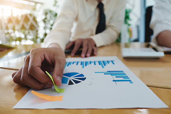 포토 JPG 해외이미지 여자 남자 비즈니스 상반신 성인 두명 앞모습 사무실 업무 포스트잇 문서 붙이기 성인만 해외포토 뷰포인트 모션 사람 메모지 작업 파일형식 이미지허브