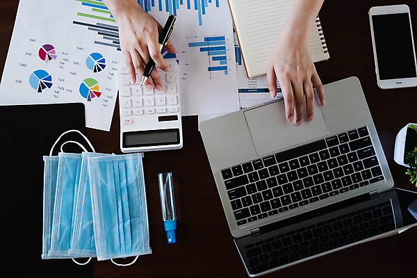 포토 JPG 해외이미지 손 비즈니스 들기 신체부위 노트북 스마트폰 하이앵글 사무실 펜 다이어리 계산기 업무 문서 해외포토 뷰포인트 모션 문구용품 사람 전자제품 핸드폰 스마트기기 필기구 사무용품 장비 작업 파일형식 이미지허브