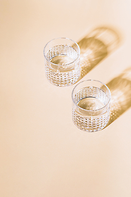 포토 JPG 해외이미지 잔 그림자 사람없음 물 투명 베이지색배경 카피스페이스 해외포토 자연요소 식기 백그라운드 공백 베이지색 파일형식 이미지허브