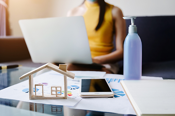 포토 JPG 해외이미지 여자 비즈니스 실내 한명 들기 상반신 성인 앞모습 노트북 스마트폰 사무실 업무 비즈니스우먼 건축모형 성인여자한명만 해외포토 1 뷰포인트 모션 사람 내부 전자제품 핸드폰 스마트기기 모형 작업 직장인 여자한명만 성인여자만 파일형식 이미지허브